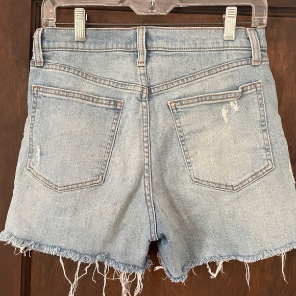Gap light wash cut off shorts - Picture 3 of 5